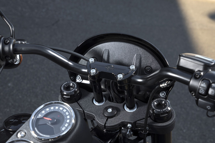 ハンドルは直径1インチのモトクロススタイルハンドルバーと4インチのハイストレートライザーの組み合わせ。よりアクティブなライディングポジションを実現している。