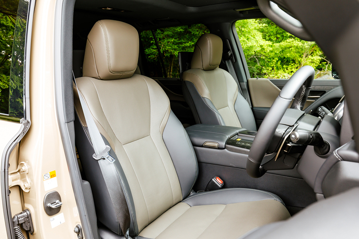 シート表皮はセミアニリン本革。このカラーリングは砂による汚れが目立たなそうだ。