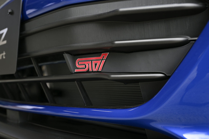 スバルBRZ STI Sport（STIパーツ装着車／フロントの「STI」エンブレム）