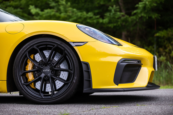 試乗車の装着タイヤは、前：245/35ZR20、後ろ：295/30ZR20サイズの「ダンロップSPORT MAXX Race2」。ブレーキはセラミックコンポジットローターの「PCCB」がオプションで選択されていた。