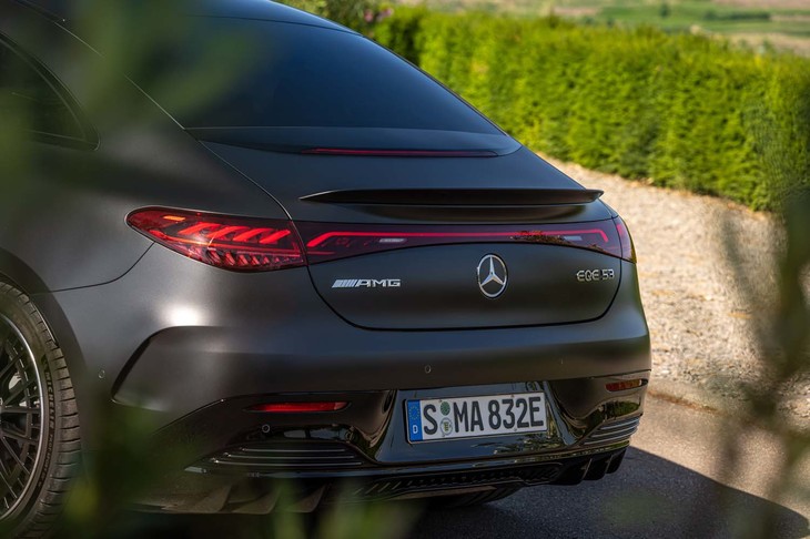 トランクリッドには、走行時のリアリフトを低減させるためのスポイラーが装着されている。