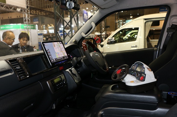 アルパインの「フローティングビッグX 11（イレブン）」を装着した「トヨタ・ハイエース」。画面の視認性を高めることで、画面の首振り機構をなくし、ブレに強くしたという。