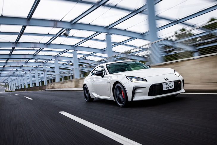 今回の試乗車には、5万5000円の有償オプションとなる「ザックス（ZF）アブソーバー」が装着されていた。ザックスダンパーとシャシーとのマッチングは良好で、リニアなコントロール性と路面追従性、そして快適性をバランスさせている。