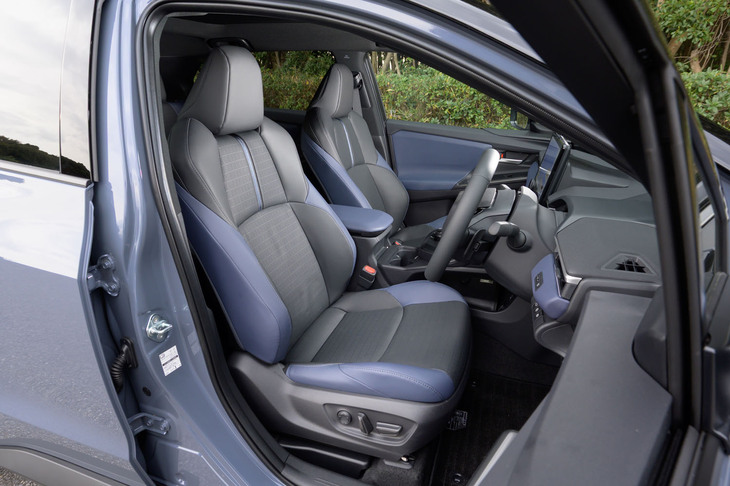 前席には電動調整機構（運転席10way、助手席8way）やシートヒーターを全車に採用。「ET-HS」のシート表皮はナッパレザーで、同グレードのみ前席にベンチレーション機能も装備される。