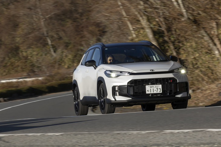 【トヨタ・カローラ クロス“GRスポーツ”のスペック】
	ボディーサイズ：全長×全幅×全高＝4460×1825×1600mm／ホイールベース：2640mm／車重：1500kg／駆動方式：4WD／エンジン：2リッター直4 DOHC 16バルブ／フロントモーター：交流同期電動機／リアモーター：交流同期電動機／トランスミッション：CVT／エンジン最高出力：152PS（112kW）/6000rpm／エンジン最大トルク：188N・m（19.2kgf・m）/4400-5200rpm／フロントモーター最高出力：113PS（83kW）／フロントモーター最大トルク：210N・m（21.0kgf・m）／リアモーター最高出力：41PS（30kW）／リアモーター最大トルク：84N・m（8.6kgf・m）／システム最高出力：199PS（146kW）／タイヤ：（前）225/45R19 92W XL／（後）225/45R19 92W XL（ヨコハマ・アドバン フレバV701）／燃費：23.3km/リッター（WLTCモード）／価格：389万5000円
	
	【取材時の燃費データ】
	テスト距離：290.2km（市街地2：高速道路6：山岳路2）／使用燃料：--リッター（レギュラーガソリン）／参考燃費：19.3km/リッター（車載燃費計計測値）