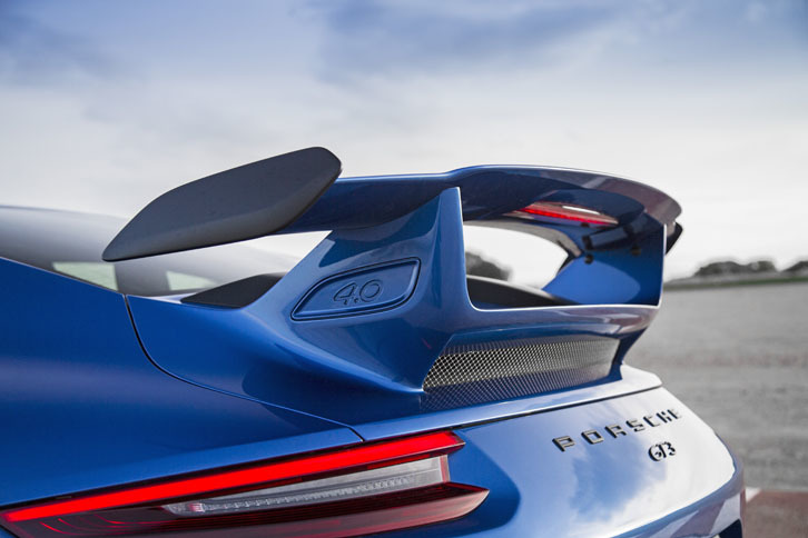 派手なリアウイングは「911 GT3」のアイコン的な装備。ウイングの位置が従来モデルより20mm高められている。