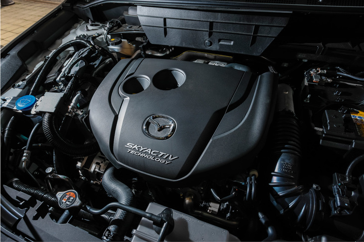 新型「CX-5」のディーゼルエンジンは、「CX-8」にも採用されているスカイアクティブ-Dの進化版。一方、ガソリンエンジンには、スカイアクティブ-G 2.0とスカイアクティブ-G 2.5の2種類が用意され、後者には気筒休止システムが搭載される。