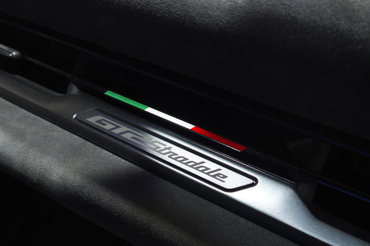 マセラティGT2ストラダーレ（ダッシュボードエンブレム）