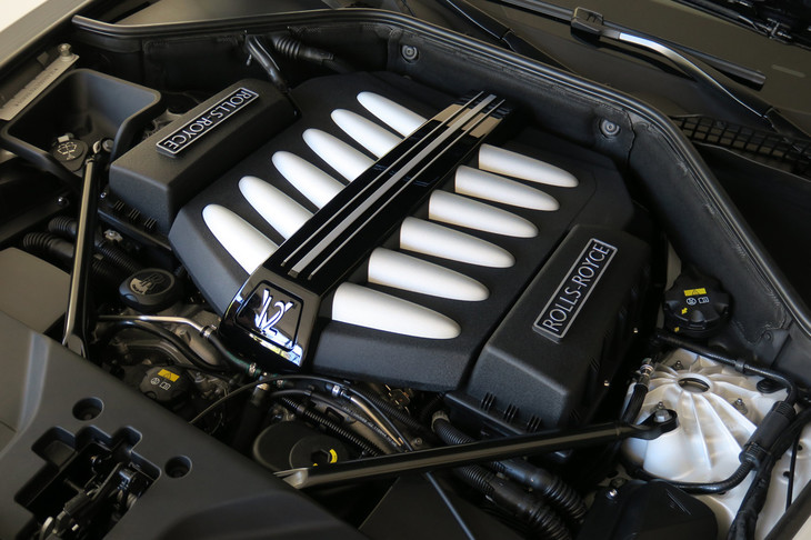 6.6リッターV12ツインターボエンジンは、570psの最高出力と820Nmの最大トルクを発生する。