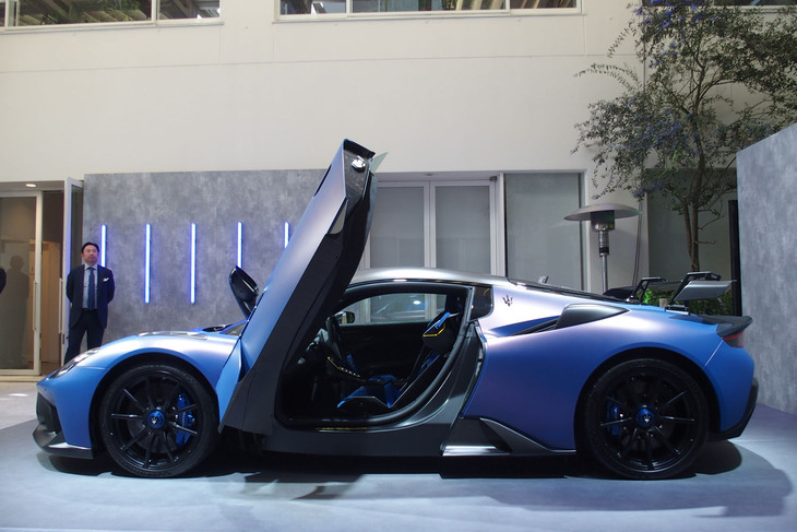 「GT2ストラダーレ」のボディーサイズは全長×全幅×全高＝4669×1965×1222mm、ホイールベースは2700mm。