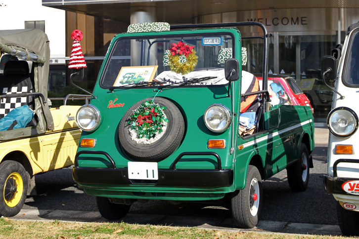 クリスマス仕様のデコレーションが施された「バモスホンダ」。唐草模様のヘッドレストやサンバイザーのカバーなどもおもしろいが、オーナーは女性だった。