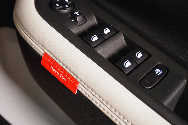 各ドアのアームレストに縫い付けられた赤い「ハッピータグ」もユニークなデザインアイテム。タグにはドアごとに異なるメッセージが入る。フロント右ドアのメッセージは「have fun」であった。