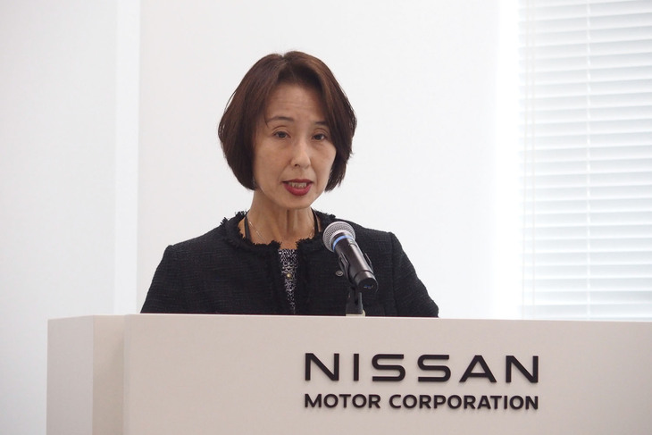 日産と奈良日産が共同で手がけた認定中古車「キューブ レトロリノベーション」の概要を説明する日産自動車のグローバルアフターセールス商品開発＆エンジニアリング事業本部本部長 初鹿野久美氏。