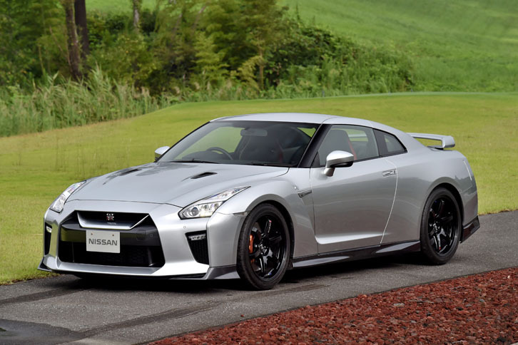 「GT-R Track edition engineered by nismo」（トラックエディション）はスタンダードモデルに近いスペックやフォルムを持ちながら、よりレーシーな「GT-R NISMO」のボディー剛性と足まわりが与えられた仕様。