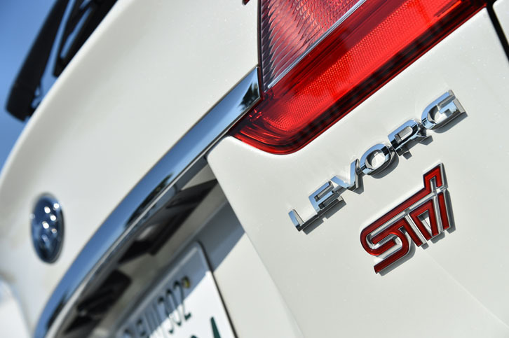 車体後部には、スバルのモータースポーツ統括会社であるスバルテクニカインターナショナル（STI）のエンブレムが装着される。