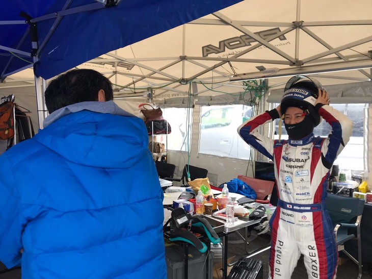 先輩方の走行が終わり、次は私が参戦するクラブマンシリーズ エキスパートクラスの出走です。毎回監督と、走行メニュー、車両セットについての再確認をしてから乗り込みます。