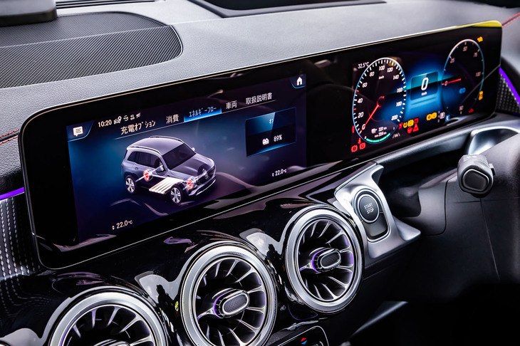 メルセデス・ベンツ車で見慣れた横長の液晶パネルは、運転席前の10.25インチコックピットディスプレイとセンターの10.25インチタッチスクリーン式ディスプレイを組み合わせたもの。