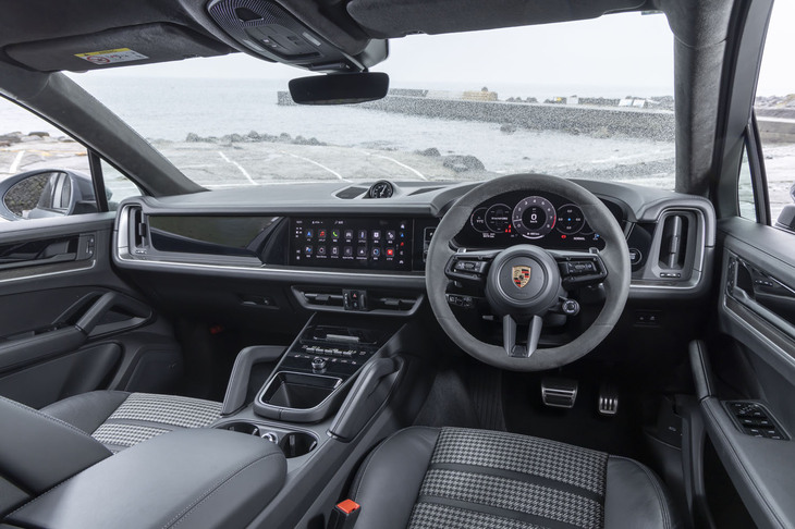 ダッシュボードはスクリーンを重視した「タイカン」譲りのスタイルに変わった。メーターとセンターのほかに助手席側に3つ目のスクリーンを付けられることになったのだが、残念ながらこの試乗車は非装着。