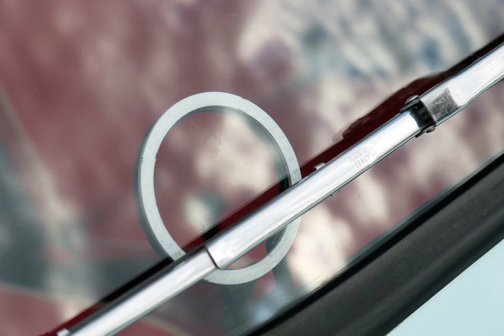 フロントウィンドウに貼られた円形のインジケーター。充電中に点滅する。