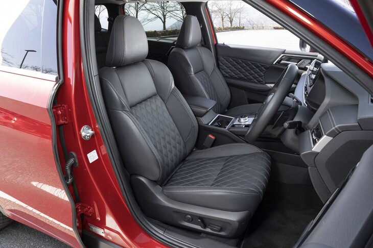 ブラックのレザーシートはオプションで選択可能（ホワイトもある）。「P」の標準はブラック×サドルタンのセミアニリンレザーで、全3色のラインナップとなる。