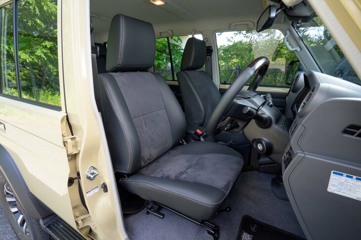 シート表皮は合皮とファブリックの組み合わせ。ステアリングにはチルト／テレスコピック機構、フロントシートにはスライド／リクライニング機構が備わるが、座面のリフトアップ調整はできない。