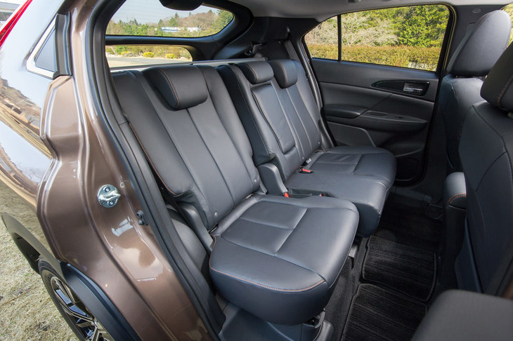 ユーティリティーに対するこだわりも「エクリプス クロス」の特徴。リアシートは6：4の2分割式で、16～32°の間で9段階の調整が可能なリクライニング機構や、200mmのスライド調整機構などが備わっている。