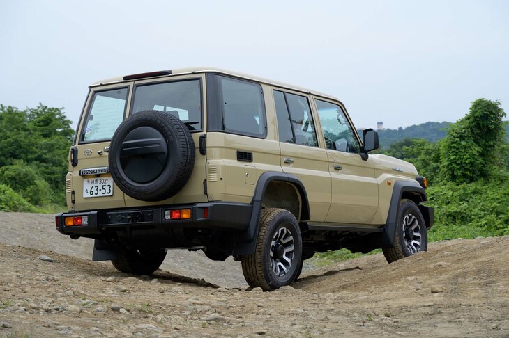 1984年に誕生した「トヨタ・ランドクルーザー“70”」。2007年、2014年と、長いモデルライフの間にたびたび大幅改良を受けており、2023年にもフロントまわりの設計変更や安全性の向上といった改良を実施。これを機に、日本でも再々販売されることとなった。