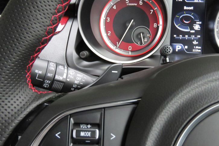 6段AT車にはシフトパドルが標準装備される。