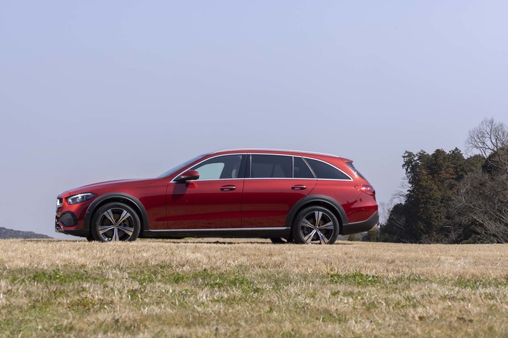 最低地上高は「ステーションワゴン」から40mm引き上げられた150mmとなっている。