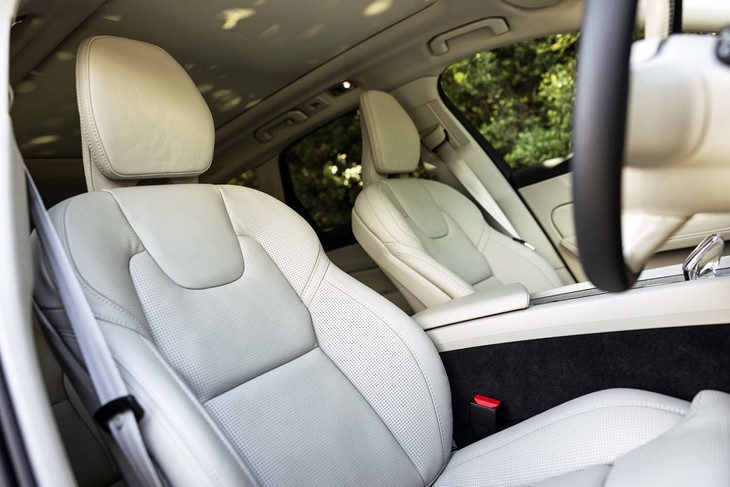 「XC60リチャージプラグインハイブリッドT8 AWDインスクリプション」の前席には、電動調節機構やヒーターだけでなく、マッサージ機能も備わっている。