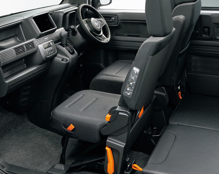 「N-VAN」の助手席は背もたれを前方に倒してテーブルとして使えるようになっている。人が座ることをあまり考慮していないために座面は硬く、前後のスライド調整機能すらない。