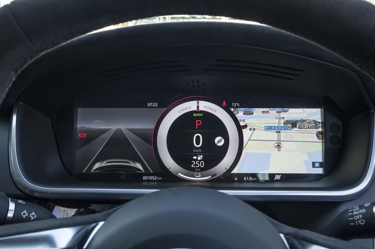 12.3インチのフル液晶式メーターパネルには、カーナビのマップや給電データのほか、さまざまな情報が表示できる。
