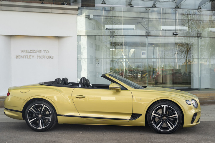 4リッターV8エンジン搭載の「コンチネンタルGT V8コンバーチブル」は、2019年9月にクーペの「コンチネンタルGT V8」とともに日本導入がアナウンスされた。