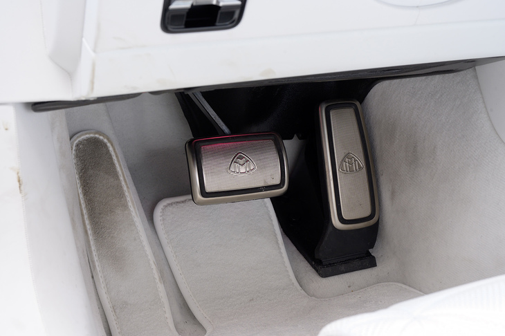 マイバッハロゴ入りのペダルは真ちゅうのような質感がカッコいい。見てのとおりフットレストの部分のフロアマットがちょっと汚れてしまっている。