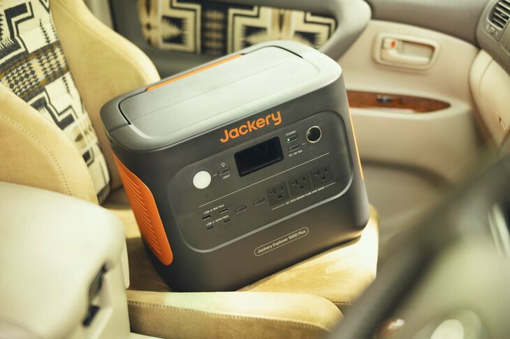 今回の主役は、Jackeryの新製品「Plus」シリーズ。ポータブル電源の核であるバッテリーに、より長寿命で熱に強いリン酸鉄リチウムイオン電池を採用したのがトピックだ。