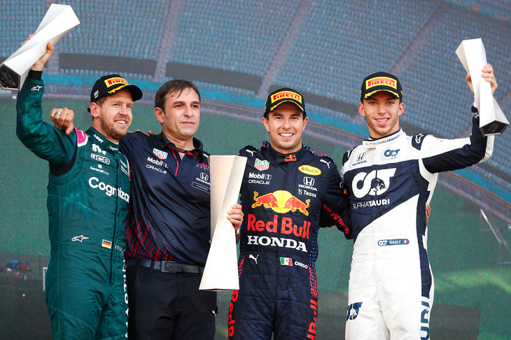 F1第6戦アゼルバイジャンGPを制したレッドブルのセルジオ・ペレス（写真右から2番目）、2位に入ったアストンマーティンのセバスチャン・ベッテル（同左端）、3位でレースを終えたアルファタウリのピエール・ガスリー（同右端）。（Photo=Getty Images / Red Bull Content Pool）