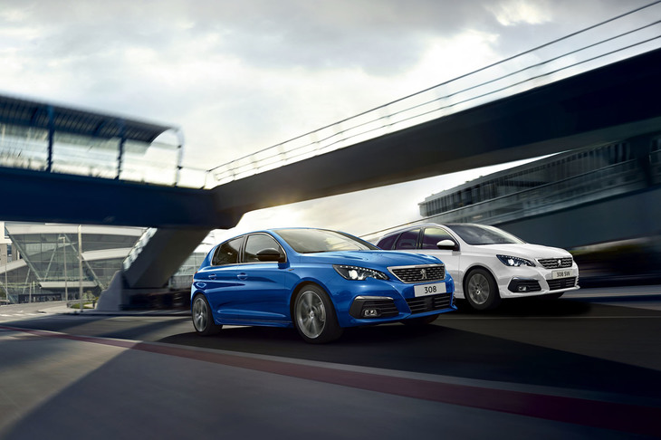 「プジョー308」（写真左）と「308SW」（同右）。