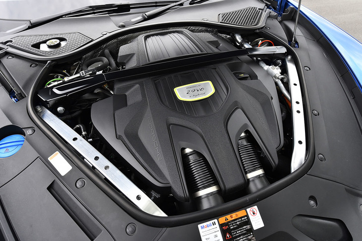 パワープラントは2.9リッターV6ターボエンジンと電動モーターの組み合わせ。システム全体では、462psの最高出力と700Nmの最大トルクを発生する。