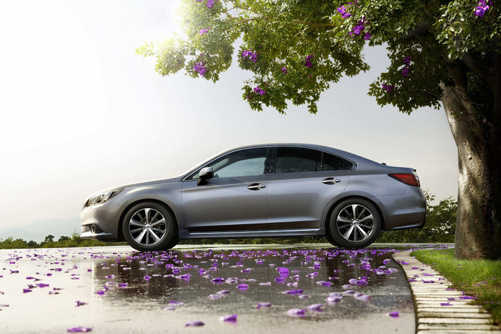 明照寺：「従来モデルの『レガシィ』はカタマリ感のあるデザインをしているんですよね」
	永福：「これはこれで、おおらかな感じがしてワタシは好きですね」