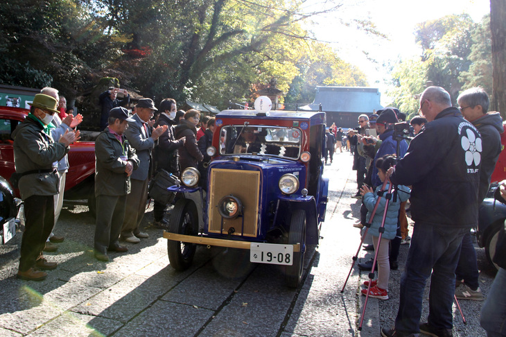 開会式で本殿前に迎えられる、1907年に登場した国産初のガソリン自動車「タクリー号」のレプリカ。タクリー号の名は、「ガタクリ、ガタクリ」と音を立てて走ったことに由来する。