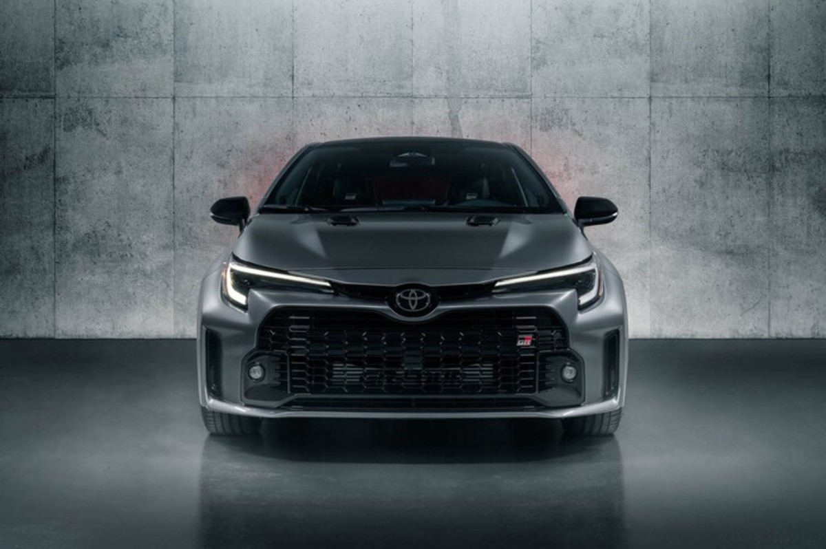 トヨタGRカローラ」と「ホンダ・シビック タイプR」 2台の