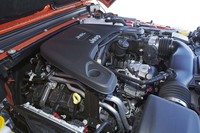 最高出力284ps、最大トルク347Nmを発生する3.6リッターV6エンジン。新たなバルブリフト機構の採用や8段ATとの組み合わせにより、従来モデル比で23％の燃費向上を実現したという。