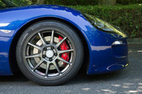 タイヤサイズは前が205/45ZR17、後ろが225/45ZR17。制動装置はサーボアシストなしの機械式ブレーキのみで、減速時に発電する回生ブレーキ機構などは装備されない。