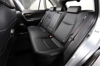 後席空間はご覧の広さ。前席下にたっぷりと空間が設けられているため、ゆったりと足を伸ばせるのがありがたい。