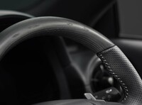 銀墨色のアッシュ材を採用したステアリングホイール。