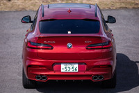 左右4本出しとなる楕円（だえん）のテールパイプや、それを包み込むようなデザインのリアバンパー、小ぶりなリアスポイラーなどはアルピナ独自のもの。