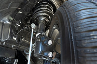 フロントサスペンションに装備される「SFRDダンパー」。シリンダー内部に高周波振動用と低周波振動用の2つの油圧経路が備わっており、ストローク量によって減衰力が変化する。