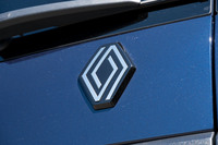 ボディーの前後に備わる「ロザンジュ」エンブレムはフラットデザインの最新タイプに変更。これまでも限定車などには採用されている。