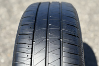 3本の主溝「スクエアグルーヴ」を中心にデザインされたトレッドパターン。すべてのブロックにブロックの変形を抑えタイヤの接地力を確保する「3D-M字サイプII」を、アウト側ブロックには接地端に向けて溝幅を広くし排水性を向上させる「スプラッシュラグ」を、イン側には耐偏摩耗性向上とロードノイズ低減を両立させる「ラウンドスロット」を採用している。