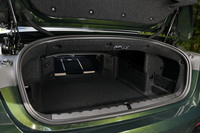 「4シリーズ カブリオレ」にはトランクスルー機構が標準装備されている。荷室容量はラゲッジルームセパレーターを下げた状態で300リッター、上げた状態で385リッター。